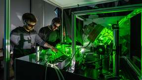 Prof. Dominik Bucher verwendet Defekte im Diamanten (NV-Zentren) als Quantensensoren für die NMR-Spektroskopie im Nano- bis Mikrobereich.