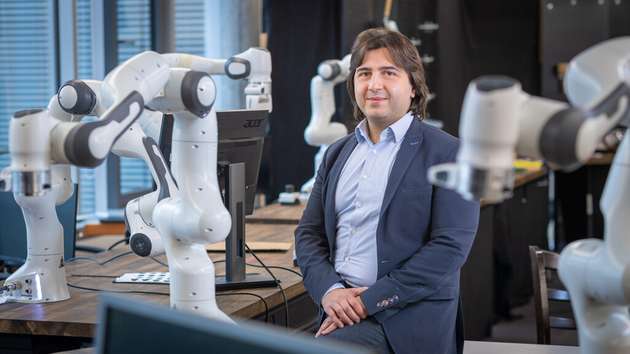 Prof. Hussam Amrouch im Robotiklabor des Munich Institute of Robotics and Machine Intelligence (MIRMI)