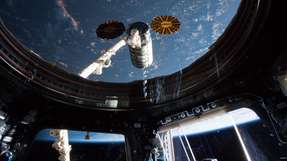 Blick aus der Internationalen Raumstation auf die Kapsel, die das Cold Atom Lab zur ISS brachte
