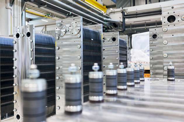 Kernelemente der Wasserstoff-Elektrolyse sind diese sogenannten „Stacks“. Diese werden derzeit in der neuen Gigawatt-Fabrik von Siemens Energy in Berlin gefertigt. BASF gehört zu den ersten Kunden, die aus der neuen Gigawatt-Fabrik beliefert werden.