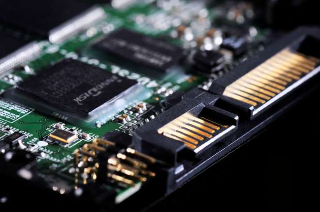 SATA Slim – die platzsparende SSD: Mit dem JEDEC Standard MO-297 ist 2009 die Spezifikation für eine SSD (Solid State Disk) mit den Abmessungen 54x39 mm und einem SATA-Interface vorgestellt worden. Das inzwischen weit verbreitete Format wird von InnoDisk unter der Bezeichnung „SATA Slim“ mit diversen Speichermedien (MLC, SLC und iSLC), Interfaces (SATA II, SATA III), Speicherkapazitäten (2GB bis 256GB) und Temperaturbereichen angeboten. 