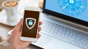 Mobile Dienstgeräte sind immer öfter Ziel von Cyber-Angriffen: Studien zufolge waren bereits 2020 ein Drittel der Unternehmen weltweit betroffen. 