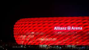 An Heim- und Auswärtsspieltagen des FCB wird die Fassade mit neuer Brillanz in Rot oder Weiß leuchten.