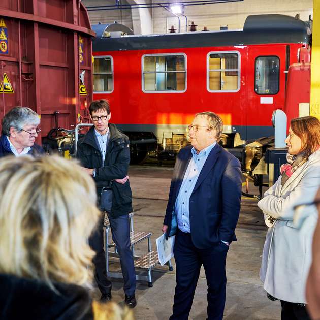NRW-Verkehrsminister Oliver Krischer (2. v.r.) ließ sich bei seinem Besuch in Minden die Arbeit des RailCampus OWL erläutern.