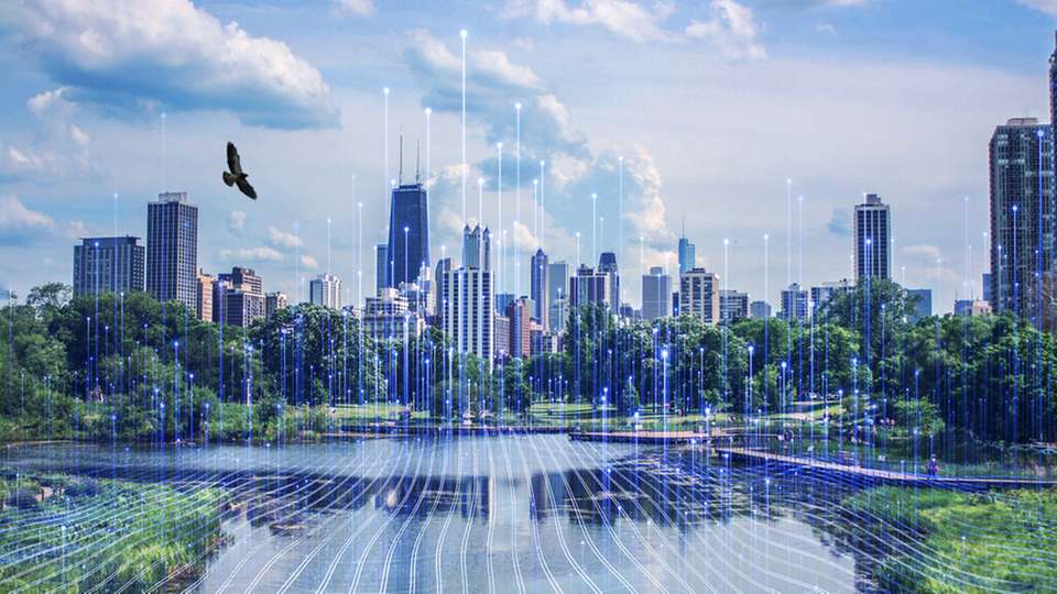 OpenBlue kann die Emissionseinsparung nochmal deutlich verbessern, indem es Sensoren, Edge-Computing, Cloud-Konnektivität und KI-Analysen nutzt, um Systeme zu vernetzen und so Gebäude, Quartiere und ganze Städte zu verbessern. 