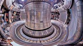 Der JET kann aufgrund seiner Größe keine positive Energiebilanz erzielen. Dies soll jedoch beim ITER anders sein.
