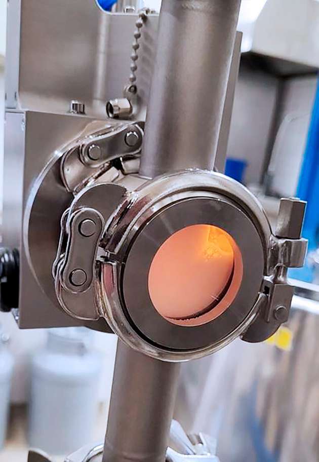 Ein Kontaktmesskopf direkt in der Pumpleitung ermittelt kontinuierlich den Fett- und Eiweißgehalt bei der Trinkmilch-Produktion.