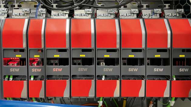 Diese Movidrive-Umrichter aus dem Automatisierungsbaukasten Movi-C von SEW-Eurodrive versorgen die Servomotoren des Tripod-Roboters von Seitec.