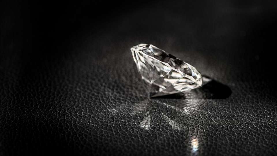 Diamant ist nicht nur extrem hart, er zeichnet sich auch durch hohe Wärmeleitfähigkeit aus, die vier- bis fünfmal höher ist als die von Kupfer. Damit ist das Material besonders interessant für die Kühlung von Leistungselektronik.