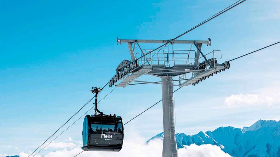 Mit dem FlemXpress setzt die Weisse Arena Gruppe derzeit ein neues Seilbahnprojekt im Skigebiet Flims/Laax/Falera im schweizerischen Graubünden um. Das neue Konzept des Schweizer Gondelbauers Bartholet verspricht dabei einen um 50 Prozent geringeren Energiebedarf als bei konventionellen Bergbahnen. 