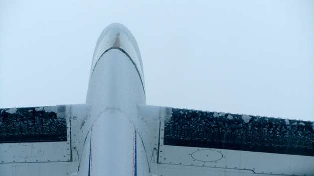 Eisbildung an der Vorderkante des Höhenleitwerks der Safire ATR 42 im Flug:
Vereisung während des Fluges kann zu Beeinträchtigungen der Flugleistung und Flugeigenschaften führen.