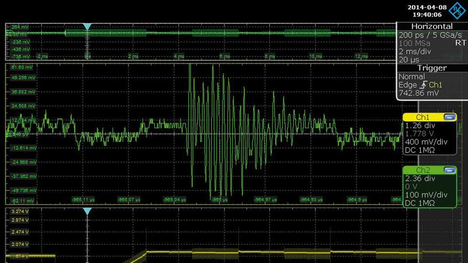 Die Startsequenz eines Abwärtswandlers (gelbe Messkurve) von 5 auf 
1,8 V und eines benachbarten I2S-Signals (grüne Messkurve) zeigt die Kreuzkorrelation von hochfrequentem Rauschen.