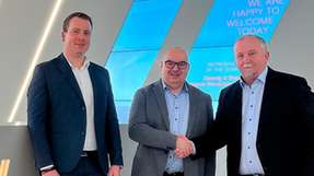 Freuen sich über die Kooperation (von links): Julian Schubert, Vice President, und Carsten Diederichs, Senior Manager (beide Koenig & Bauer), zusammen mit Martin Messy, Director CIS bei Mitsubishi Electric.