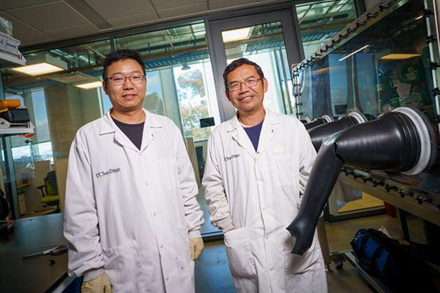 Von links nach rechts: Jianbin Zhou, ehemaliger Postdoktorand an der UC San Diego im Bereich Nanotechnologie und Mitautor der Studie, und Ping Liu, Professor an der UC San Diego im Bereich Nanotechnologie und Mitautor der Studie.