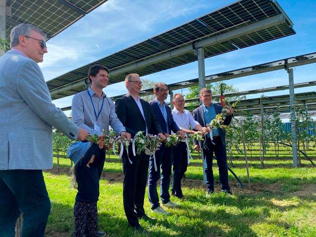 Bei der Eröffnung der Anlage auf dem Obsthof Vollmer war unter anderem der Staatssekretär im Ministerium für Umwelt, Klima und Energiewirtschaft Dr. Andre Baumann (Dritter von rechts) zugegen.
