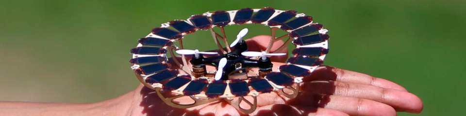 Hauchdünn und flexibel: Die neuen Perowskit-Solarzellen wurden an einer handelsüblichen Quadcopter-Drohne getestet.