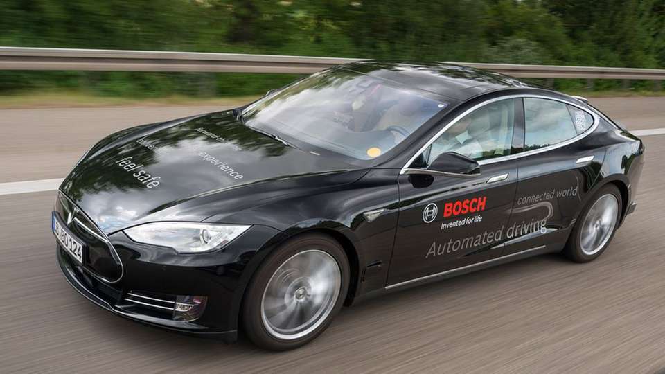 Automatisiertes Fahren bei Bosch: Seit Anfang 2013 erprobt Bosch das automatisierte Fahren im öffentlichen Straßenverkehr – neuerdings auch mit Erprobungsfahrzeugen auf Basis Tesla Model S.
