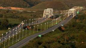 Kyocera realisiert Brasiliens größtes, für eine Autobahn konzipiertes Solarprojekt auf dem Arco Metropolitano do Rio de Janeiro.