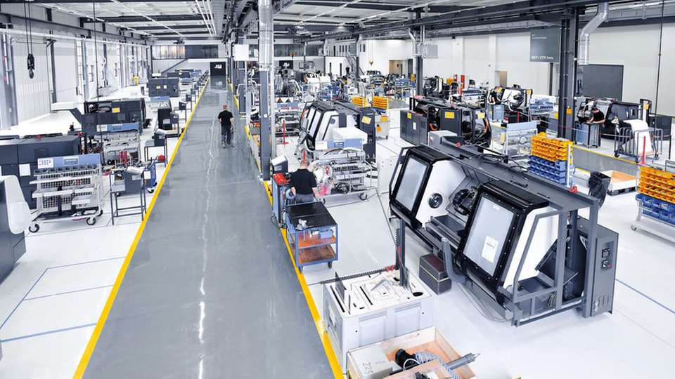 Einblick in eine Bielefelder Produktionshalle: Beleuchtung, Klimatisierungs- und Lüftungsanlagen bieten ein hohes Sparpotenzial. 