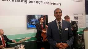 Ray Singh, Managing Director, feiert den 80. Geburtstag von Russell Finex - mit Musik, Vertretern und Journalisten.