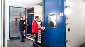 Dauerbelastung in der Klimakammer: Solarmodule von IBC Solar müssen  für die 15-Jahre-Garantie ausführliche Testreihen bestehen.