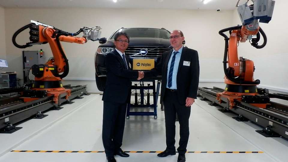 Polytec-Geschäftsführer Dietmar Gnass (rechts) mit dem japansichen Geschäftsführer Michitaka Fujita bei der Eröffnung des Prüflabors.