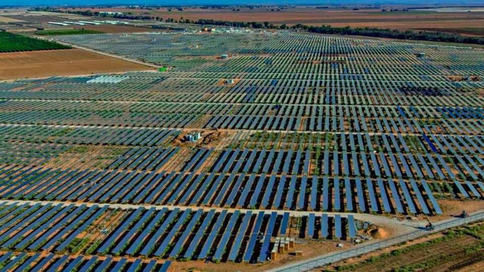 Blick auf den Photovoltaikpark: Mehr als 180.000 Solarmodule wurden verbaut.