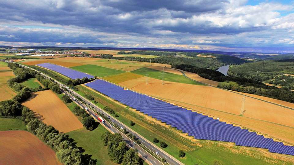 Solarpark an der Autobahn: In Marktheidenfeld wurden zwei Flächen entlang der A3 mit Solarmodulen mit einer Gesamtleistung von 6,7 MWp bebaut. 