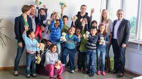 Die Flüchtlingskinder der jahrgangsübergreifenden „Weltklasse“ an der Grundschule Friesenheim (Außenstelle Schuttern) bekamen Besuch von der Firma Huber Kältemaschinenbau. Im Rahmen eines gemeinsamen Hilfsprojektes engagieren sich die Auszubildenden des Unternehmens regelmäßig bei den Flüchtlingskindern.