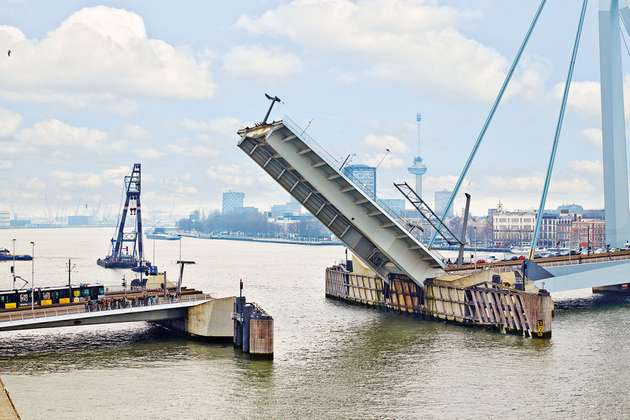 Das Rotterdamer Wahrzeichen verfügt über eine klappbare Brückenauffahrt.