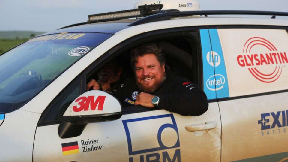 Weltrekordfahrer Rainer Zietlow auf der Cape-to-Cape2.0-Weltrekordfahrt. Das Bild ist auf der Durchreise im Sudan entstanden. 