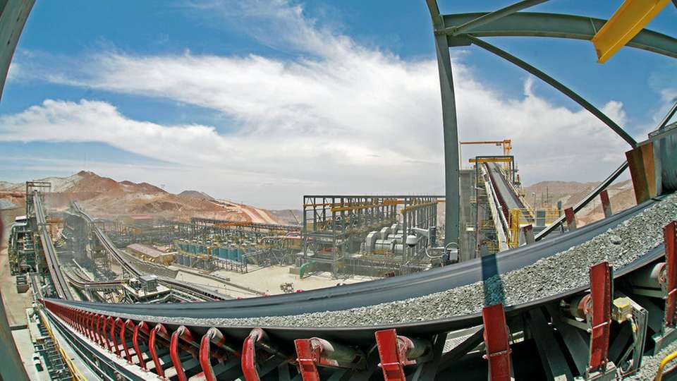 Auch die Kupfererz-Zerkleinerung in vier Polysius-Nassmahlanlagen in Peru ist Teil von ThyssenKrupp Industrial Solutions.