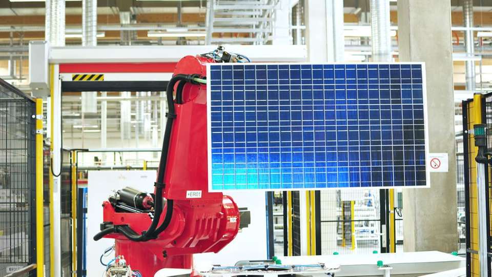 Roboter mit Solarmodul: Perspektiven der Solartechnologie und der Branche werden am 2. November auf dem Solarbranchentag Baden-Württemberg analysiert.