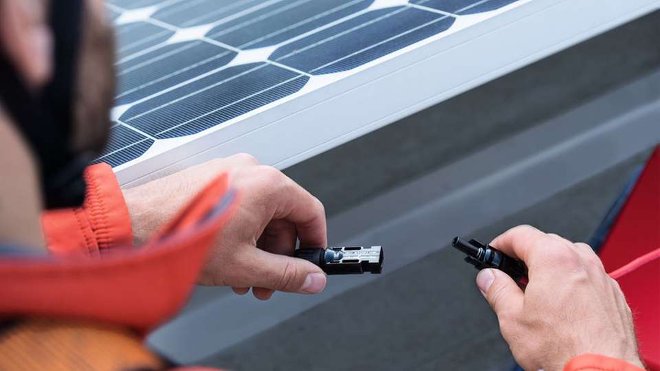 Anlagen-Check: Die Qualität von Photovoltaik-Anlagen überprüfen Eon Solar-Profis in Kooperation mit dem Fraunhofer-Center für Silizium-Photovoltaik.