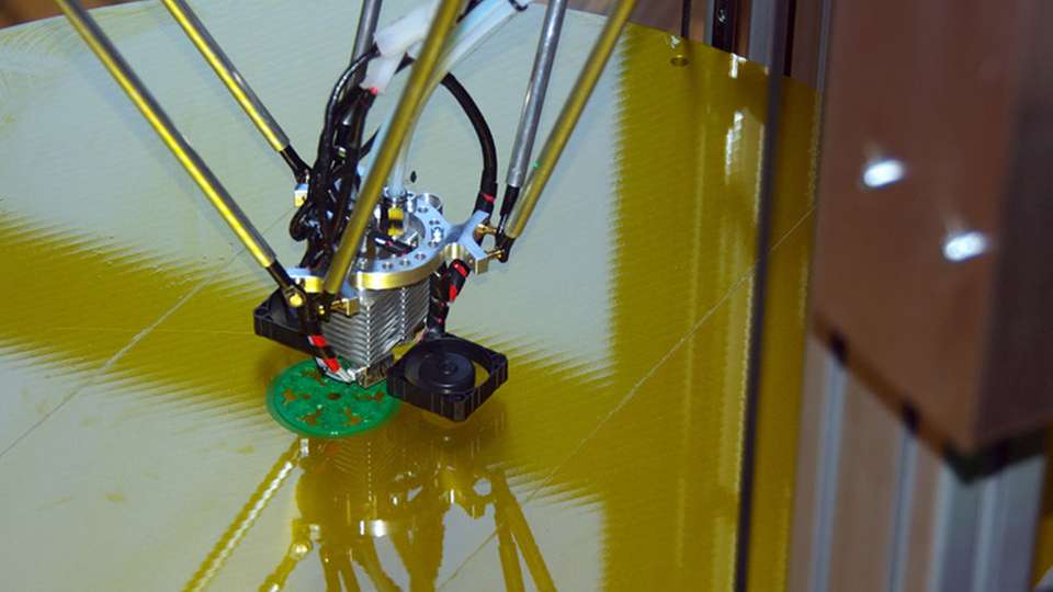 Datenerfassung und Visualisierung für die Additive Fertigung Bei der Fachausstellung gezeigter 3D-Drucker von Picco´s 3D World (Deggendorf) bei der Arbeit.