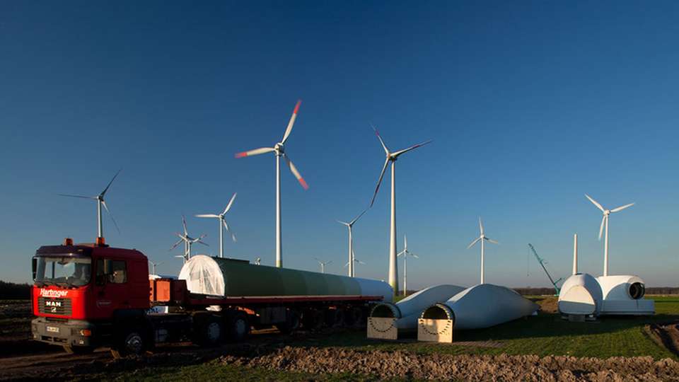 Transport für den Bau von Windkraftanlagen: Die steigende Zahl der Schwerlasttransporte in der Branche bindet unnötig Polizeikräfte, kritisiert der Bundesverband Windenergie.