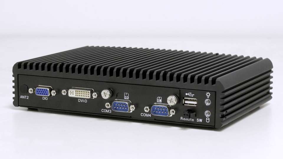 Auf der Grundfläche eines A5-Blattes bietet der Box-PC EL1083 Vierkern-Rechenpower mit 4 × 2,0 GHz Taktrate.