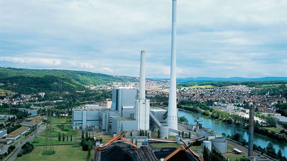 Die EnBW setzt im Heizkraftwerk Altbach/Deizisau Kraft-Wärme-Kopplung ein: So kann das Unternehmen mit einer elektrischen Leistung von rund 1.200 MW und einer thermischen Leistung von rund 560 MW gleichzeitig Strom und Fernwärme erzeugen.