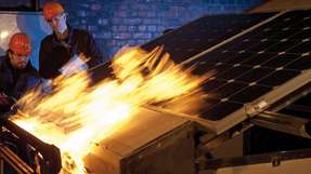 Brandfall: Gemeinsam mit Fachleuten von Currenta überprüft TÜV Rheinland die Feuerfestigkeit von Solarmodulen. 