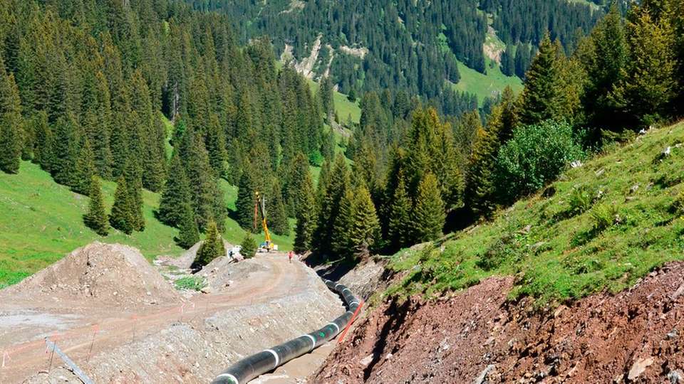 Pipelinebau: Die Kraftwerksleitung überwindet 240 Höhenmeter und verläuft durch ein Landschaftsschutzgebiet in den Vorarlberger Alpen.