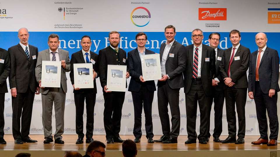 Die Dena verleiht die Auszeichnung an Lidl, Bauer, Infra-Leuna und Bharat. Die Preisträger des Energy Efficiency Awards 2015 mit Thorsten Herdan (Abteilungsleiter Energiepolitik II, BMWi, links).