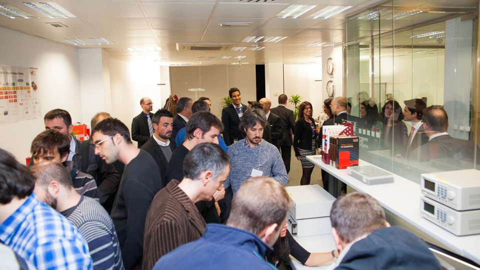 Großer Andrang von Kunden, Studenten und öffentlichen Vertretern auf der Eröffnung des Design & Application Centers in Barcelona.