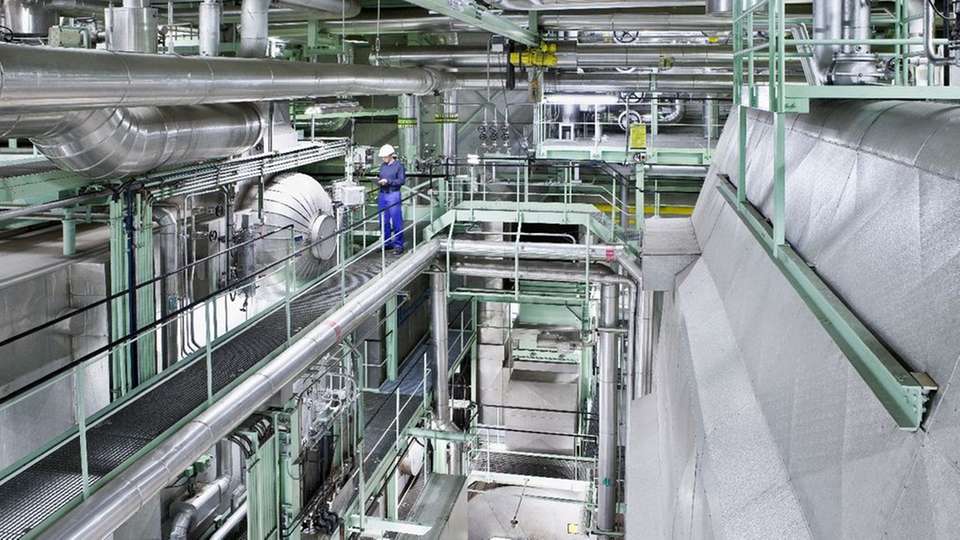 Innenansicht des Heizkraftwerks Bochum-Hiltrop: Neben Fernwärme wird hier auch elektrische Energie über eine GuD-Anlage erzeugt. 