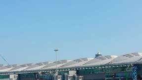 Aufdachanlage des Flughafens: Architekt Sir Norman Foster verfolgte bei der Planung des Projekts mit dem Einsatz von Solarenergie, Energieeffizienz und Wasseraufbereitung ambitionierte Nachhaltigkeitsziele.