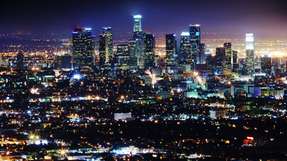 Los Angeles bei Nacht: Philips hat in der Metropole eine vernetzte Straßenbeleuchtung umgesetzt. Durch den weltweiten Umstieg auf LED-Beleuchtung können nach Angaben des Elektronikkonzerns bis 2030 Energieeinsparungen von bis zu 53 Prozent erzielt werden. 
