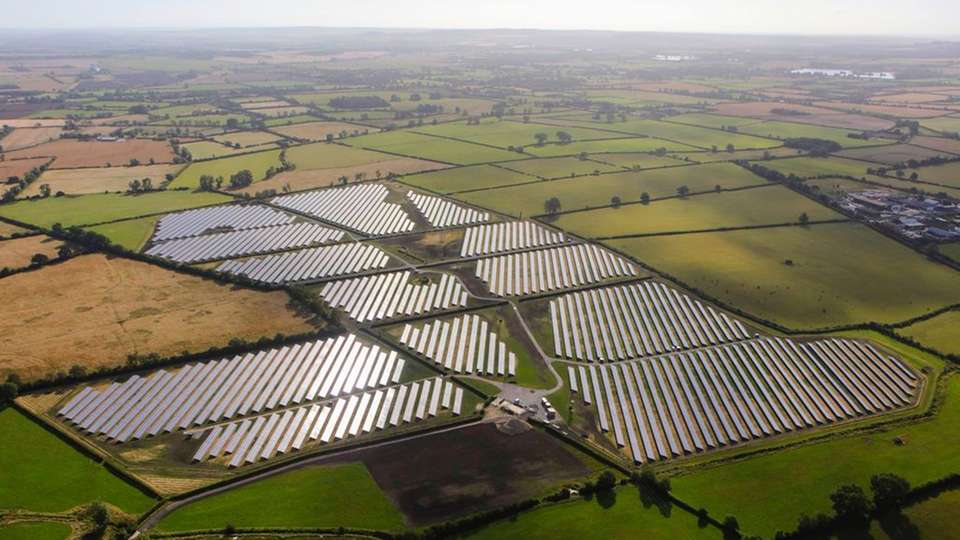 Der Photovoltaik-Park Aston Clinton liegt rund 65 Kilometer nordwestlich von London. Er wurde von der Projektierung über die schlüsselfertige Errichtung bis hin zum Netzanschluss im März 2015 von BayWa r.e. verantwortlich entwickelt. 