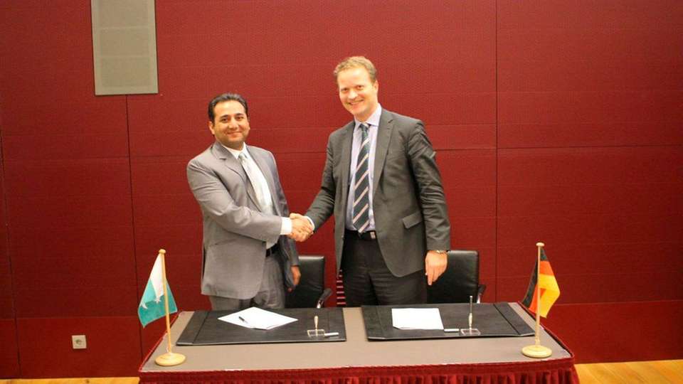 Khurram Jan Chaudhary, Vorsitzender der Pakistan Solar Association (links), und der Geschäftsführer des Bundesverbandes Solarwirtschaft Jörg Mayer (rechts) unterzeichneten in Berlin einen Kooperationsvertrag für den Ausbau der Photovoltaik in Pakistan.