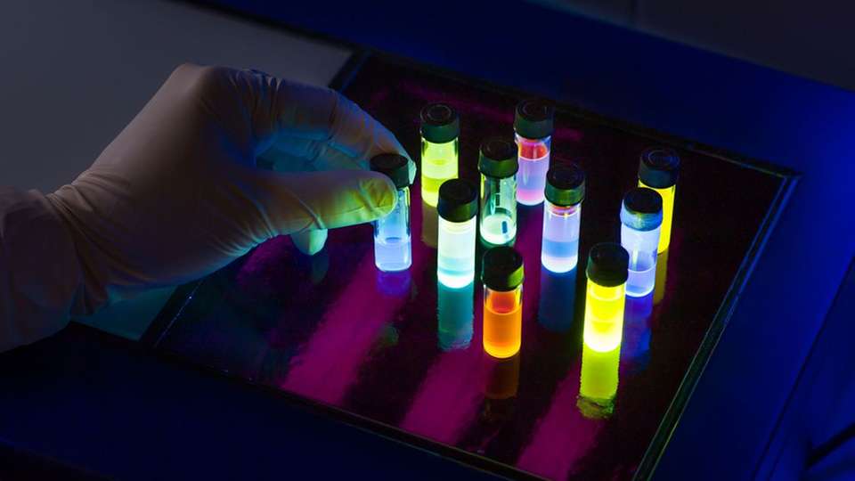 Farbstoffe als Grundlage  für organische Leuchtdioden werden  dank  dem  Wissen über ihre Quantenmechanik maßgeschneidert. 
