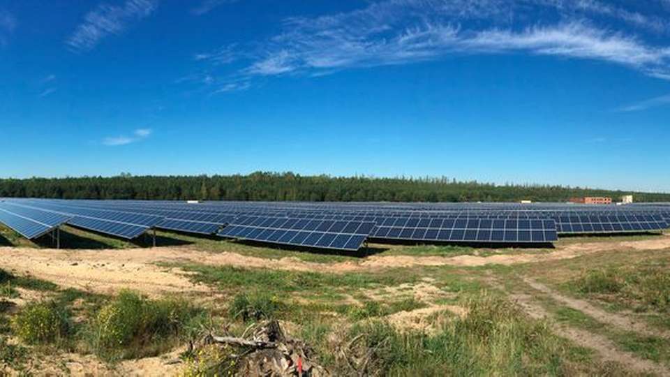 Der Solarpark in Pritzen mit mehr als 38.000 Solarmodulen hat nach drei Monaten Bauzeit Ende September 2015 den Betrieb aufgenommen.