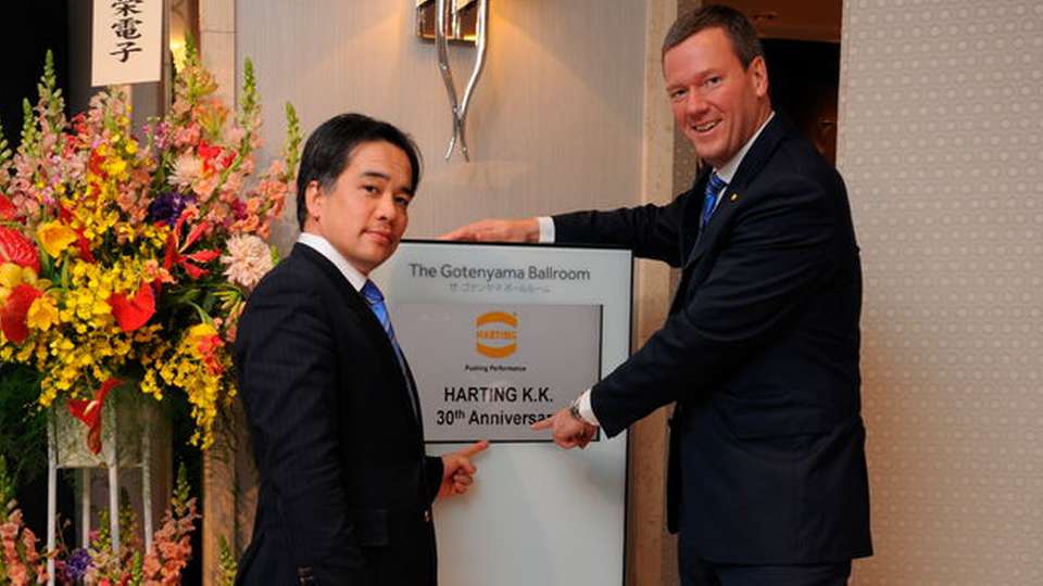 Blicken auf 30 Jahre Harting Japan zurück: Vorstandsvorsitzender Philip Harting (rechts) und Managing Director Kenji Nogata.